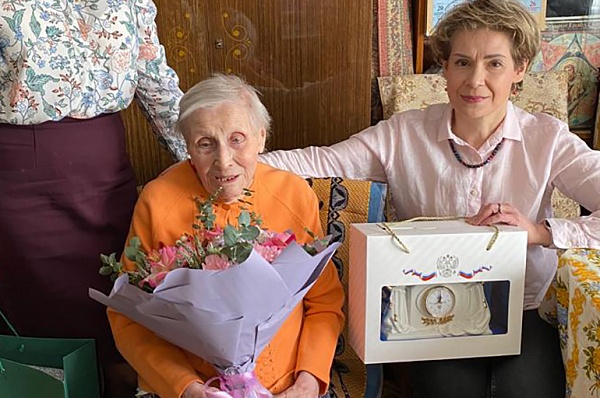 Жительницу Сосенского поздравили с 95-летием